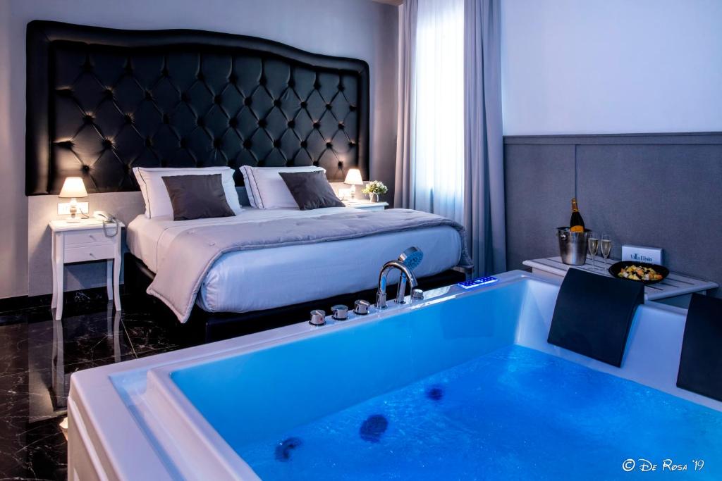 Situat la 300 de metri de Catacombele Saint Gaudioso, Vila Elisio Hotel & Spa oferă cazare de 4 stele în Napoli şi are o grădină, o terasă şi un bar.