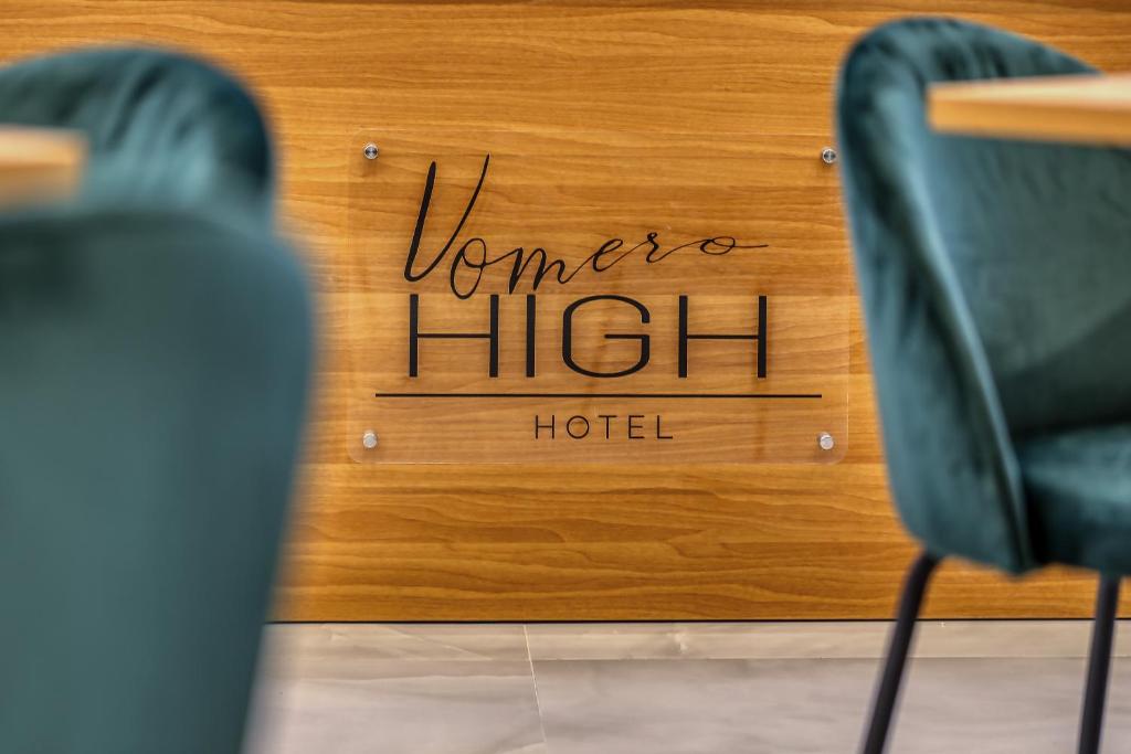 El Vomero High Hotel está situado en Nápoles, en la región de Campania, a 3,9 km del Museo e Real Bosco di Capodimonte y a 4.