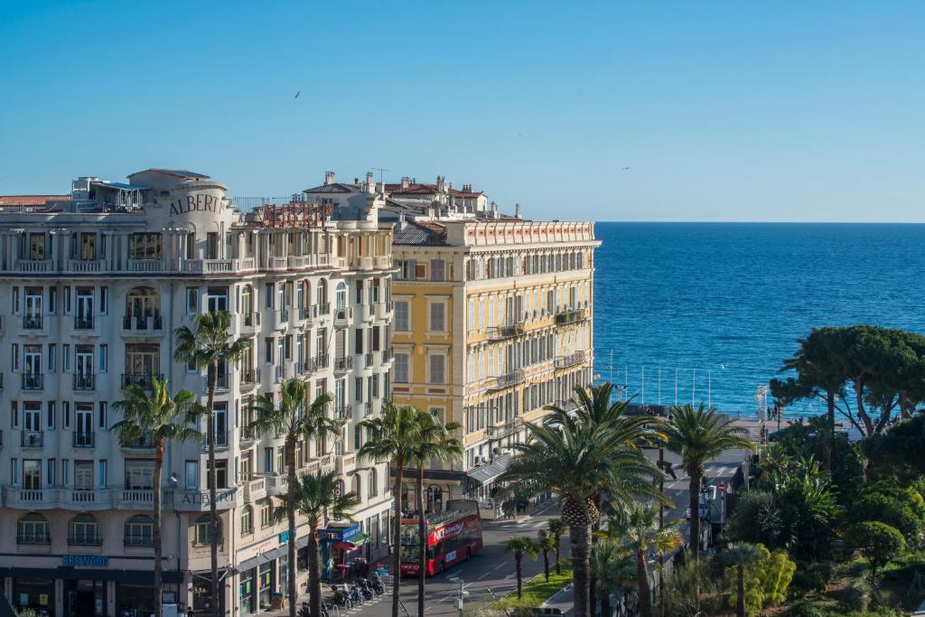 Albert 1er is located in Nice, just a 2-minute walk from the beach and the Promenade des Anglais.