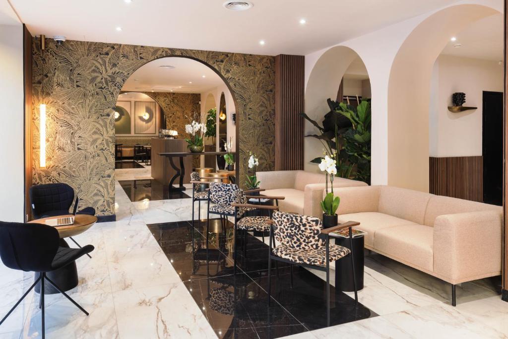 Located a 2-minute walk from Nice-Ville Train Station, Hotel Khla Nice offers air-conditioned rooms. The Promenade des Anglais is an 18-minute walk away.