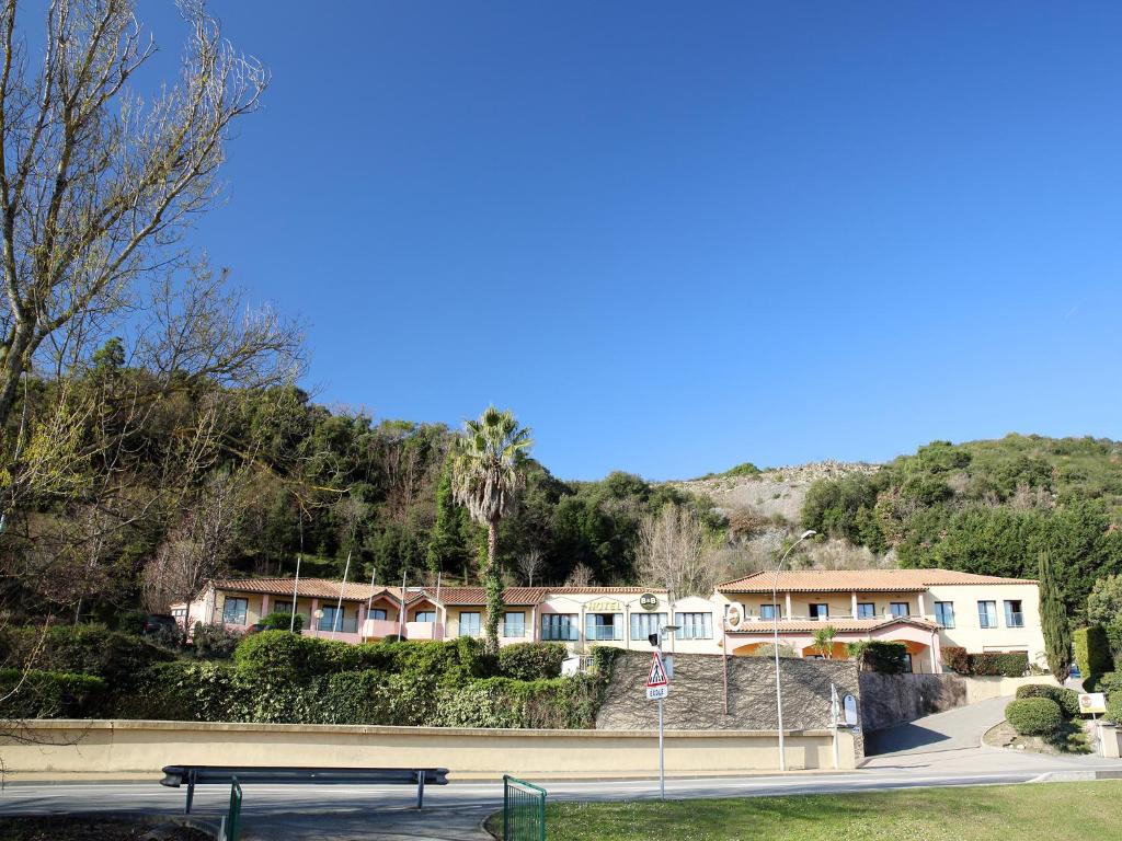 Situé à 13 minutes à pied du centre de Villeneuve-Loubet, le B&B HOTEL Villeneuve Loubet Village propose des hébergements dotés d'une connexion Wi-Fi gratuite dans toutes les chambres.