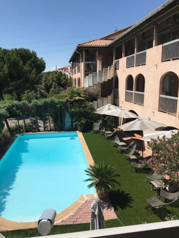Hôtel Belvedère Cannes Mougins is located 3 km from the medieval village of Mougins in the south of Provence, only 7 km from the centre of Cannes.