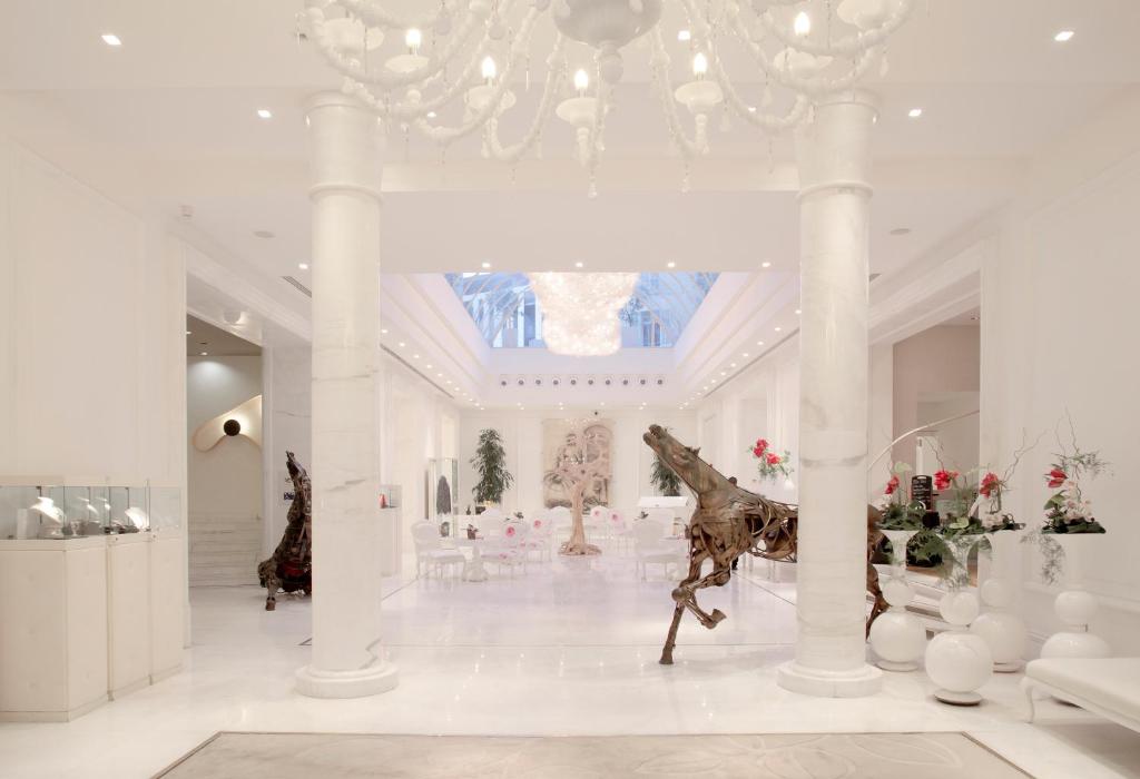 Situado en el centro de Niza, este hotel de estilo Belle Époque cuenta con una piscina cubierta. Los huéspedes tienen acceso gratuito al spa y centro de fitness 500m2.