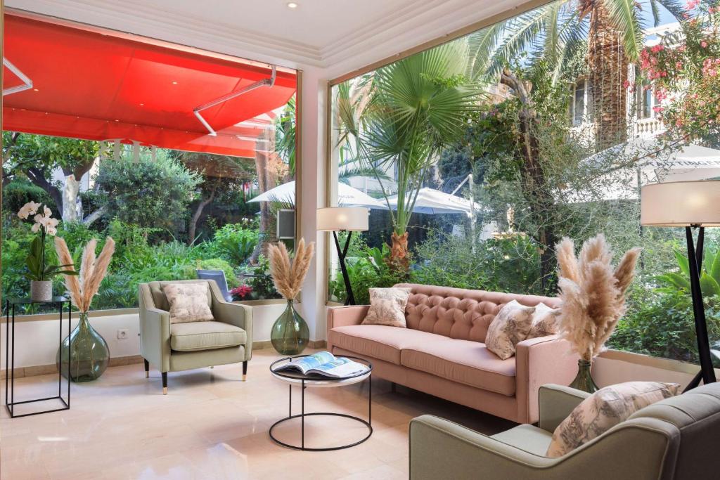 Best Western Plus Hôtel Brice Garden Nice is located in central Nice, just a 5-minute walk from the Promenade des Anglais and the beach.