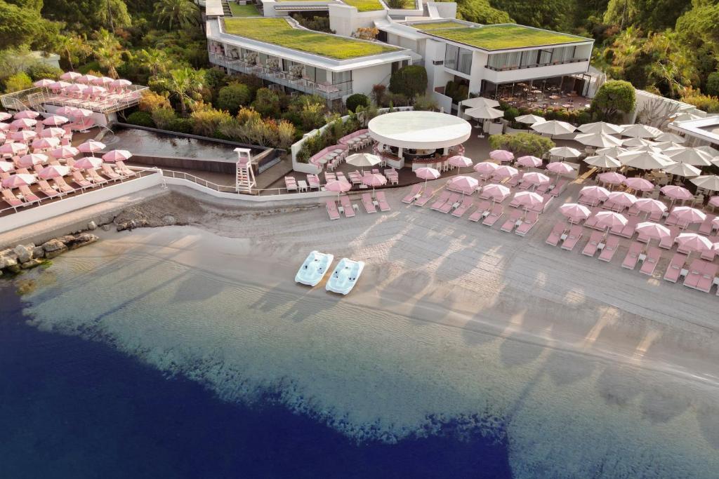 Com 2 restaurantes, uma praia privada e uma piscina vitalidade, o Cap d'Antibes Beach Hotel é um boutique hotel localizado no Cap d'Antibes.
