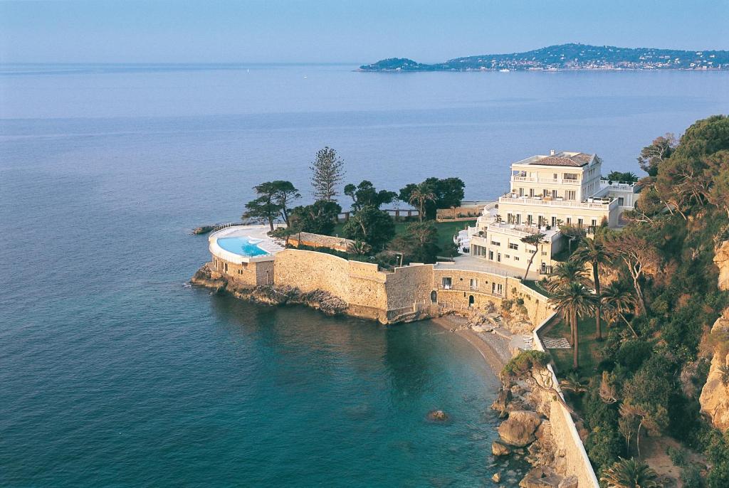 Located on the Cap and facing the sea, Hotel Cap Estel features luxury accommodation and a private beach.