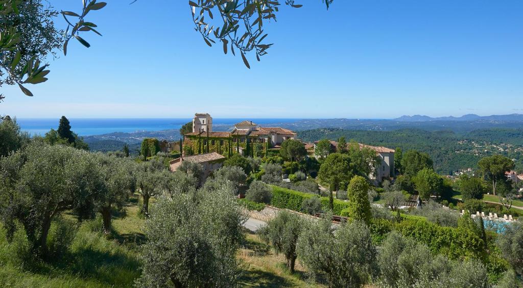 Localizado em Vence, a 24 km de Nice, Château Saint-Martin & Spa - an Oetker Collection Hotel é um Castelo Templário do século XII com vistas panorâmicas para...