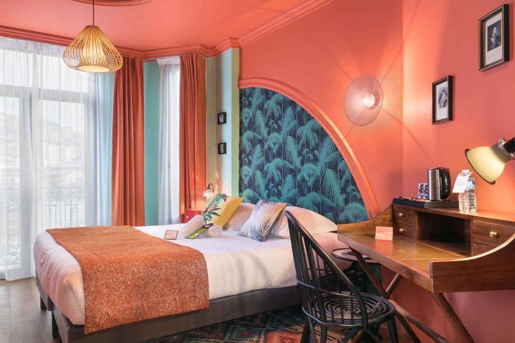 Villa Bougainville este un hotel de tip boutique renovat în aprilie 2015 și situat în inima orașului Nisa, în districtul muzicianului.