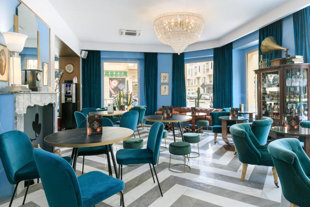 The Jay Hotel is situated 100 metres from the Promenade des Anglais in Nice.