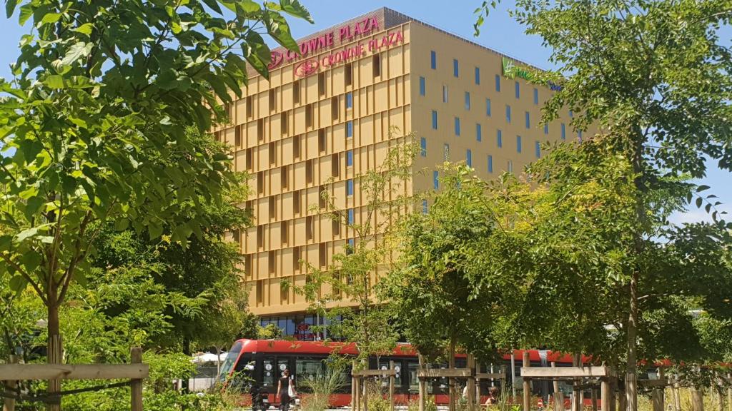 Crowne Plaza - Nice - Grand Arenas, an IHG Hotel features a shared lounge, terrace, a restaurant and bar in Nice.
