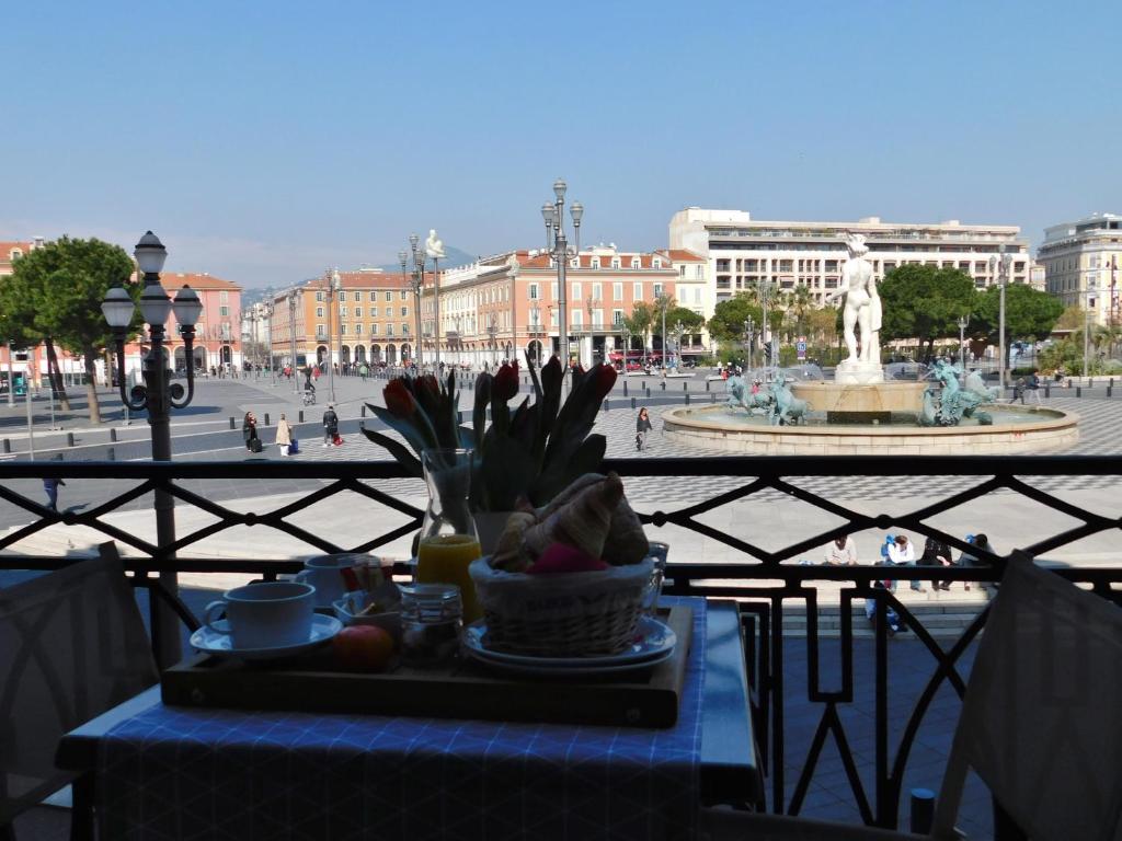 Situat în centrul orașului Nisa, chiar în fața Place Massena Square și Promenade du Paillon Park, Hotel De La Mer dispune de acces WiFi gratuit.