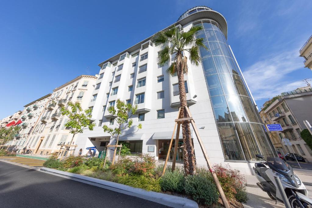 Goldstar Resort & Suites offers apartments and studios in the centre of Nice, just 250 metres from the beach.