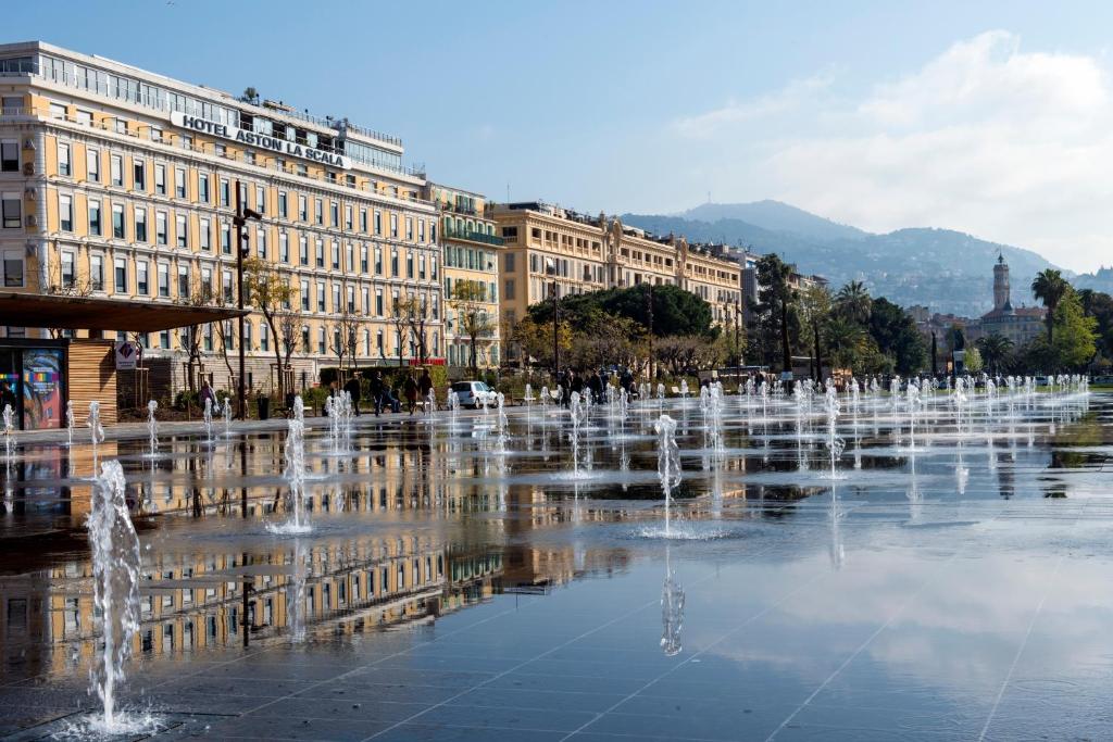 Located in the centre of Nice overlooking the Promenade du Paillon, Hotel Aston La Scala features a rooftop terrace with an outdoor pool, a bar and...