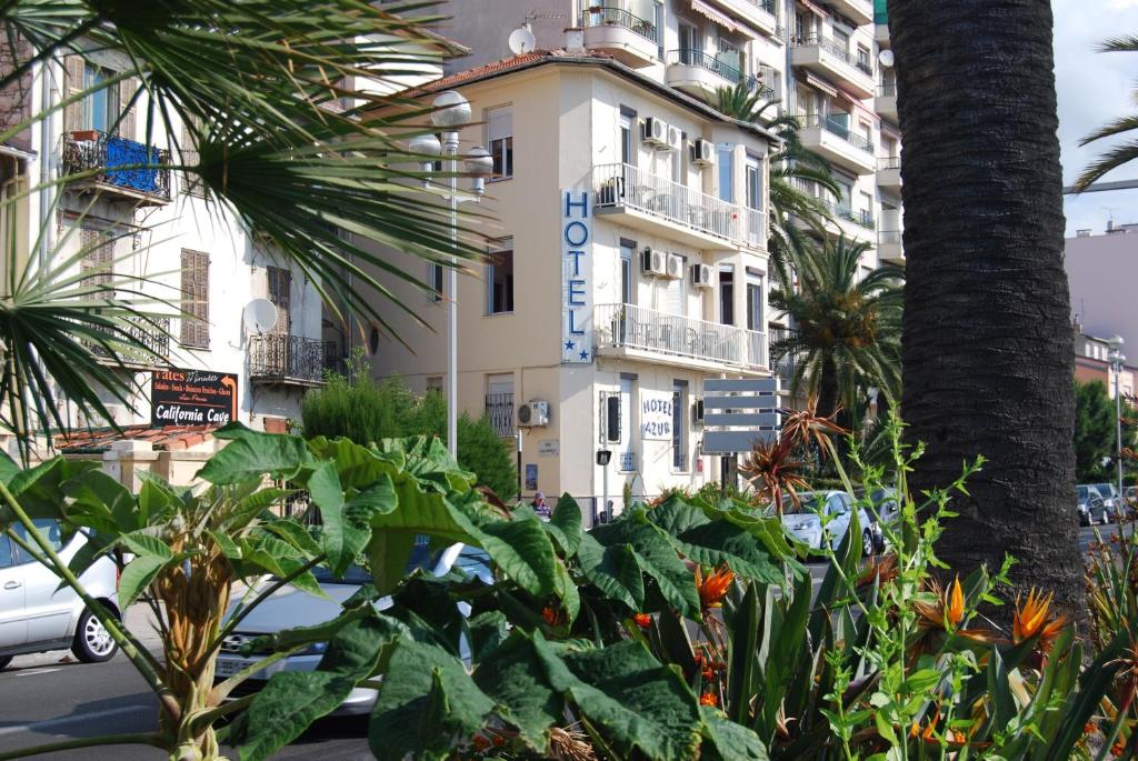 Hôtel Azur is located in the centre of Nice on the Promenade des Anglais, just 50 metres from the beach.