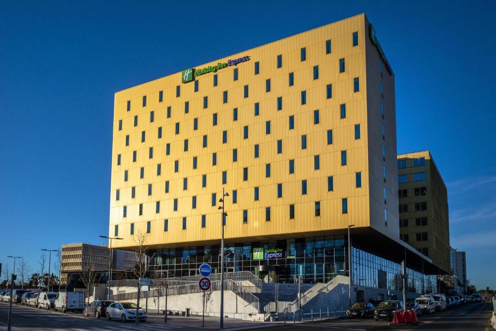 O Holiday Inn Express - Nice - Grand Arenas disponibiliza acomodações com um bar e estacionamento privado.