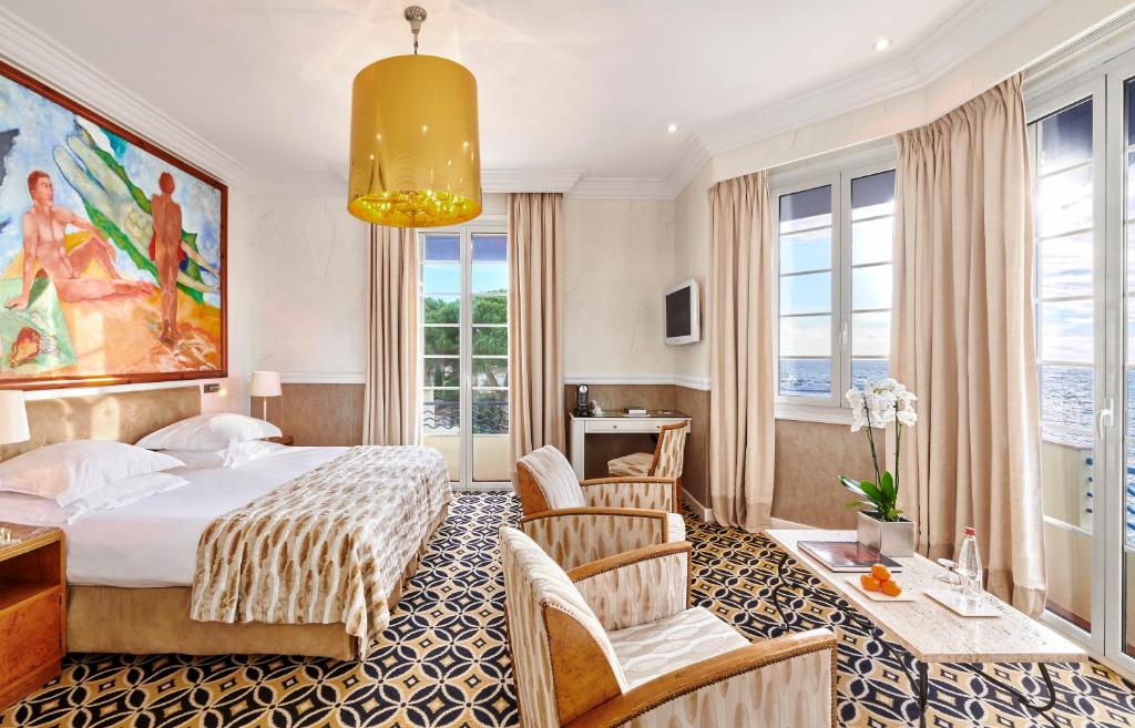 O Hôtel Belles Rives está situado mesmo na frente da água na cidade de Juan-les-Pins, a 10 km de Cannes e a 23 km de Nice.