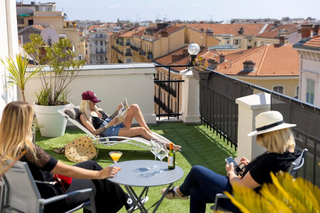 Hotel Byakko Situato nel centro di Nizza, a 5 minuti a piedi dalla stazione SNCF e a 20 minuti a piedi dalla Promenade des Anglais, il...