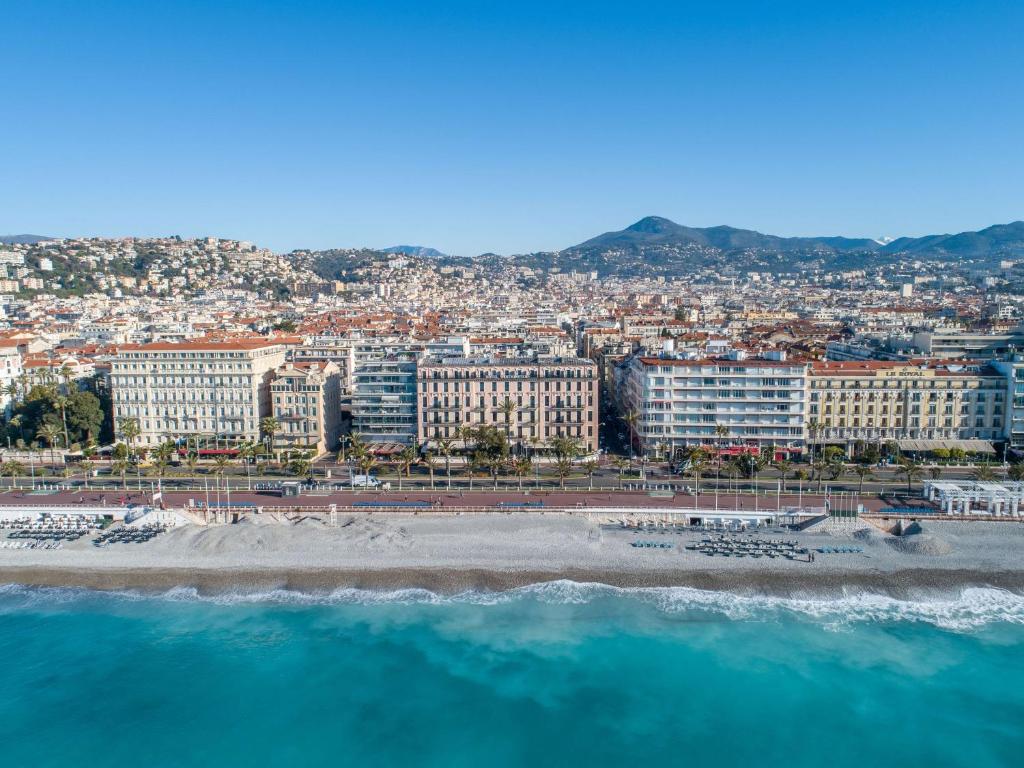 Situado no coração de Nice, no Promenade des Anglais, o Westminster Hotel & Spa dispõe de um spa e de um terraço à beira-mar.