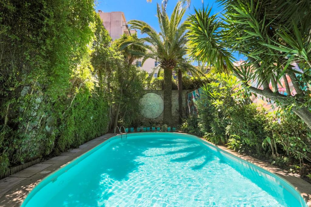 Este hotel está situado num edifício do século XIX no centro de Nice e dispõe de um jardim tropical com uma piscina.