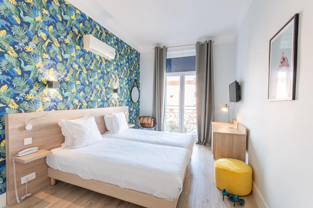 Hotel Aria is located in the city centre of Nice in front of Mozart Square.