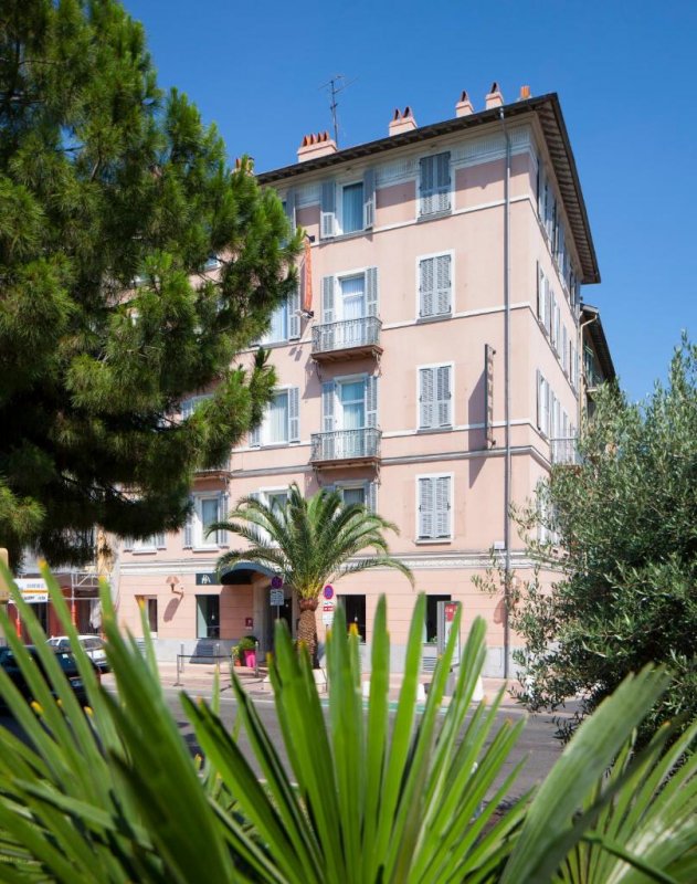 Hôtel Relais Acropolis is set in the heart of Nice, a 10-minute walk from Nice's Old Town and 150 metres from the Acropolis Convention Centre.