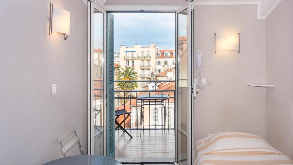 Localizado em Nice, o Hotel Solara beneficia de uma localização central na rua pedonal, a 200 metros da praia e a 600 metros da Cidade Velha de Nice.