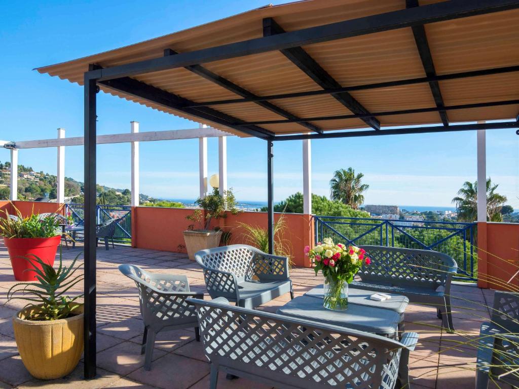 Ibis Budget Cannes Mougins est situé à Mougins. Une connexion Wi-Fi est disponible gratuitement. Chaque chambre dispose d'une télévision et de la climatisation.