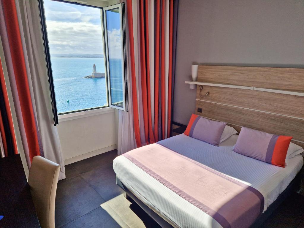 Overlooking the sea in Nice, just 30 metres from the beach, Hotel Le Saint Paul features a large garden and an adjoining chapel.