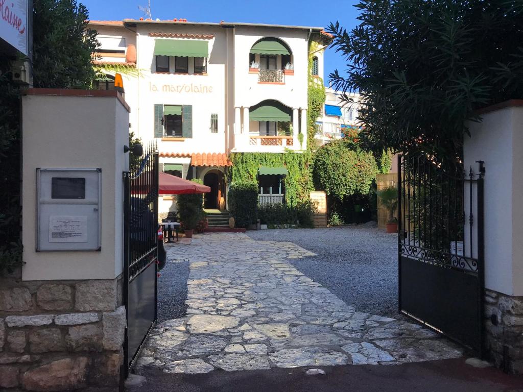 Located in Juan-les-Pins, this hotel is set in the heart of a flower-filled garden, a 2-minute walk from the beaches.