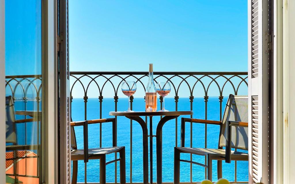Das Hotel La Pérouse Nice hat 2023 ein komplettes Renovierungsprogramm abgeschlossen und wird für Ihre 2023 Aufenthalte brandneu sein.