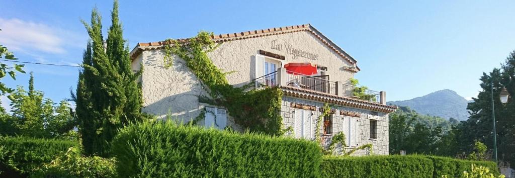 Hôtel La Vigneraie es un hotel situado en Levens, a 17 km de Niza.