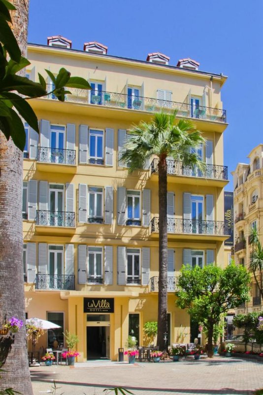 Este elegante hotel está localizado no centro de Nice, apenas a 50 metros do Promenade des Anglais e a 15 minutos a pé da Estação Ferroviária de Nice-Ville.