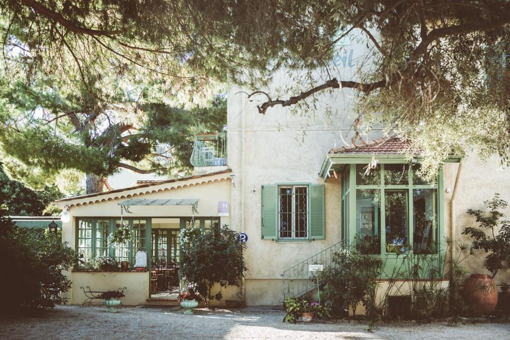 Das Le Ponteil liegt in einer ruhigen Straße, 150 m vom Strand entfernt und liegt 10 Gehminuten vom Zentrum von Antibes entfernt. Freuen Sie sich auf kostenfreies WLAN.
