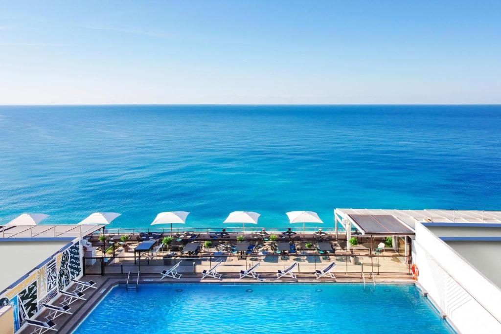 Mesmo na Promenade des Anglais, este hotel enfrenta o Mar Mediterrâneo.