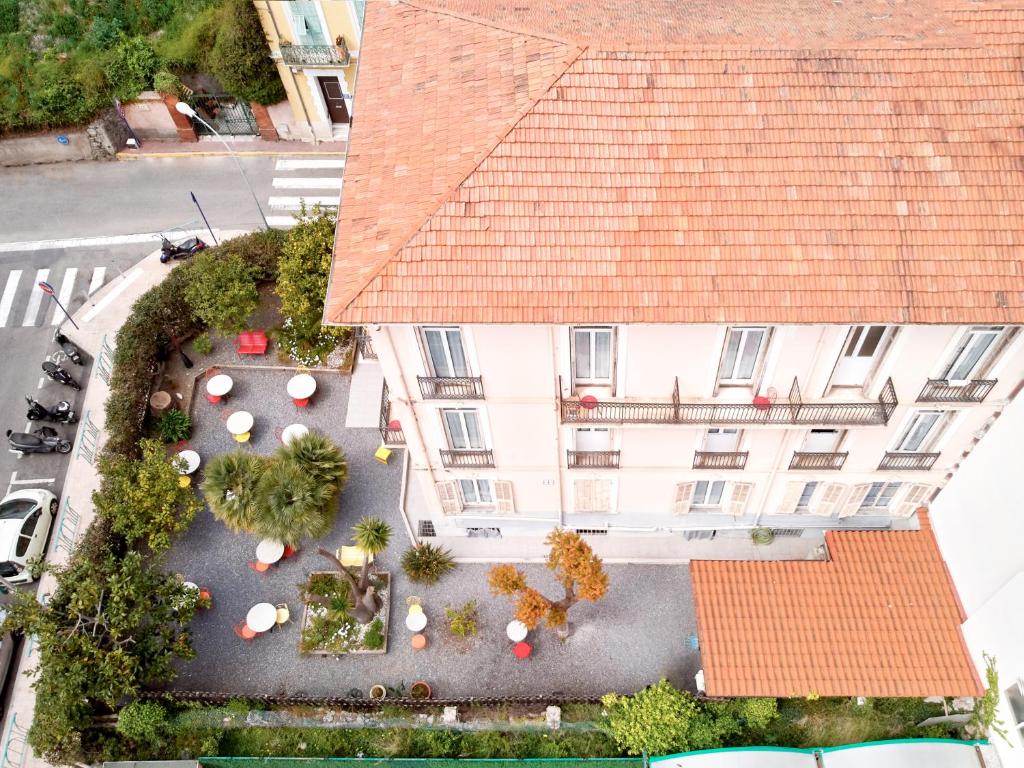 Situato a Menton, a 29 km da Nizza e a 30 minuti di auto dal confine italiano, l'Hotel Lemon offre la connessione WiFi gratuita.
