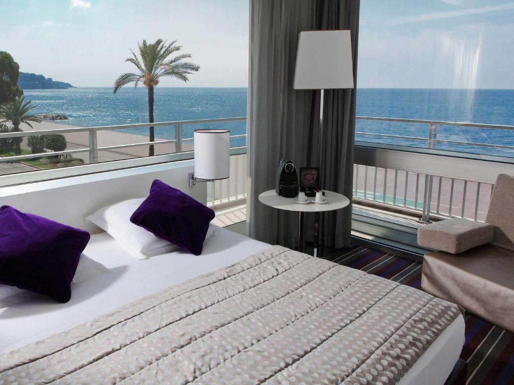 Situé en bord de mer, Mercure Nice Promenade des Anglais est situé à Nice à côté de la Promenade des Anglais et du Casino Ruhl.