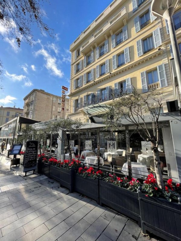 Set in the Gare de Provence, Nord district, in the centre of Nice, Hôtel & Appartements Monsigny features air-conditioned rooms with free WiFi throughout...