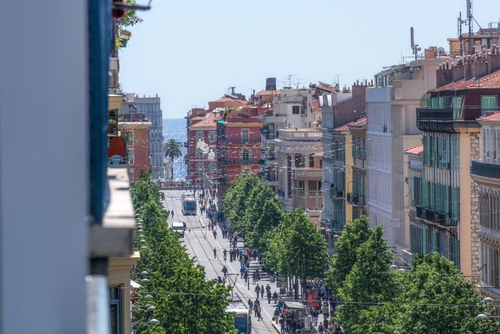 Hotel 64 Nice si trova nel centro di Nizza, a soli 3 minuti a piedi dalla stazione ferroviaria di Nizza-Ville e a 15 minuti a piedi dal centro storico, dalla Promenade des...