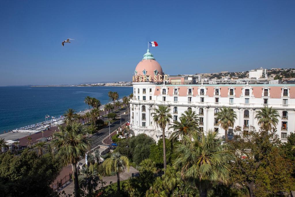 Hotel Le Negresco, Blick auf den Strand und die Promenade des Anglais in Nizza. Freuen Sie sich auf kostenfreies WLAN und ein Fitnesscenter vor Ort.
