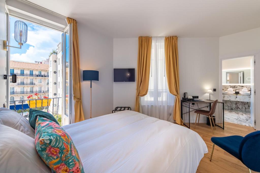 Featuring a shared lounge, a terrace as well as a bar, Boutique Hotel Nice Côte d'azur is located in the centre of Nice, 1.1 km from Plage Lido.