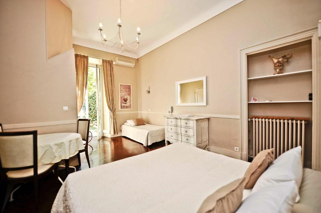 a 300 metri dalla Promenade des Anglais e dalla spiaggia, il Nice Garden Hotel offre camere climatizzate con connessione WiFi gratuita.