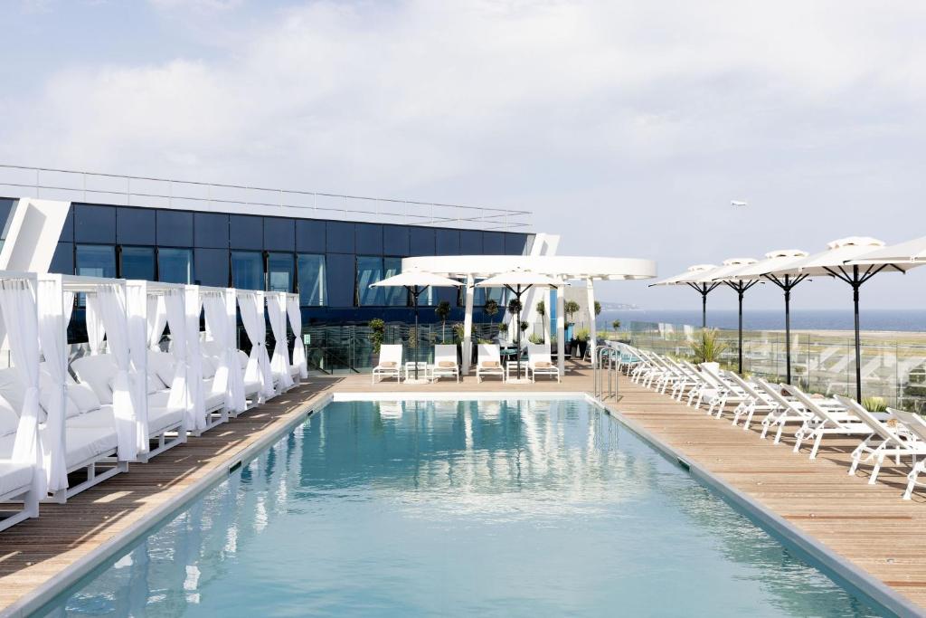 Set in Nice, 2.1 km from Plage Landsberg, Sheraton Nice Airport offers accommodation with a seasonal outdoor swimming pool, private parking, a fitness...