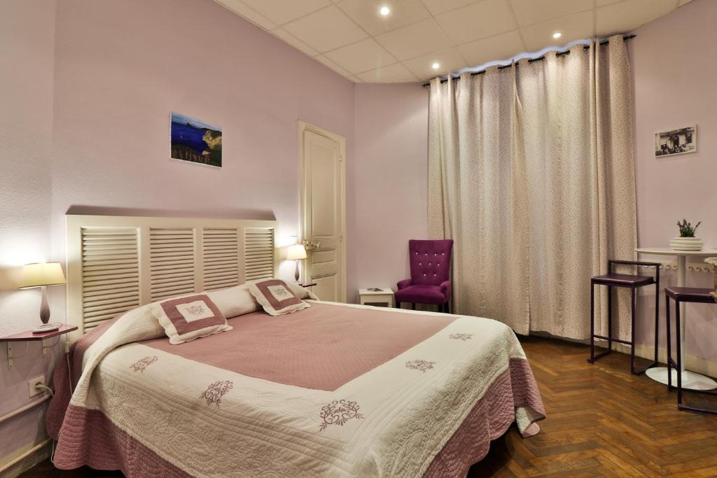 Hotel Victor Hugo Nice se encuentra en la planta baja de una casa del siglo XX con escalera de mármol, a solo 5 minutos a pie del Paseo de los Anglais...