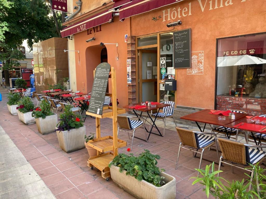 Offering a restaurant and free WiFi throughout, Hotel Villa La Tour is located in Nice’s Old Town.