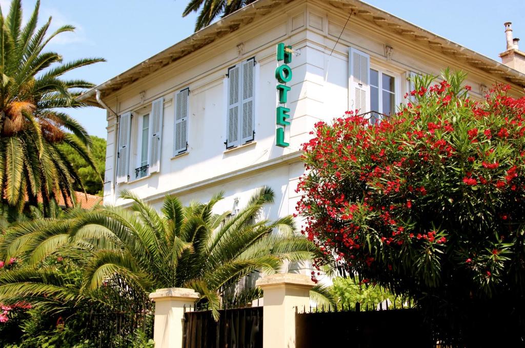 Hotel Villa Les Cygnes is located in Nice, just 20 metres from the Musée des Beaux Arts and 500 metres from the beach.