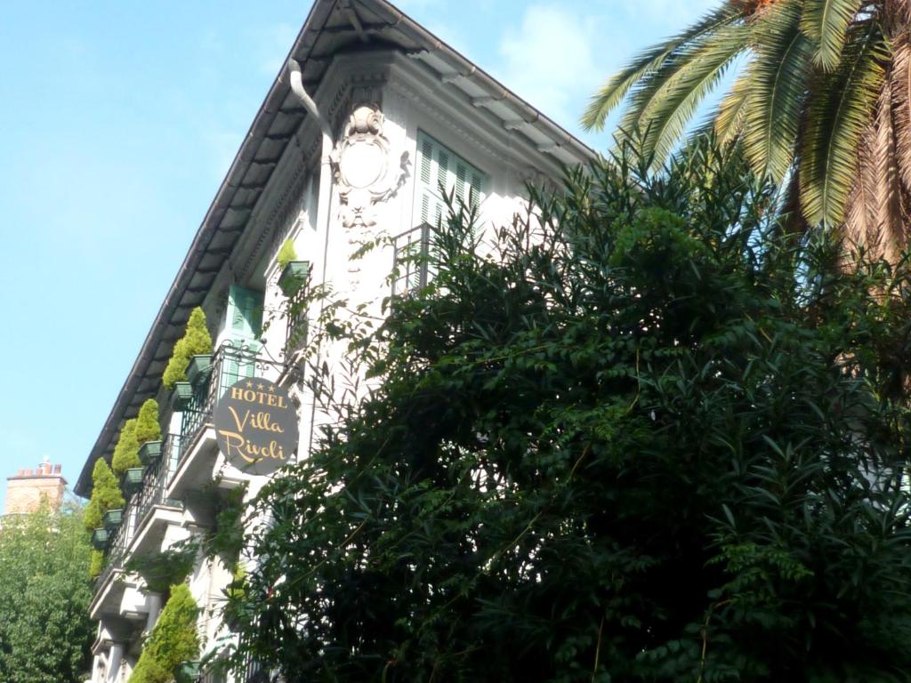 Villa Rivoli is a privately-run hotel, located in the historic centre of Nice, just 100 metres from the beach and the Promenade des Anglais.