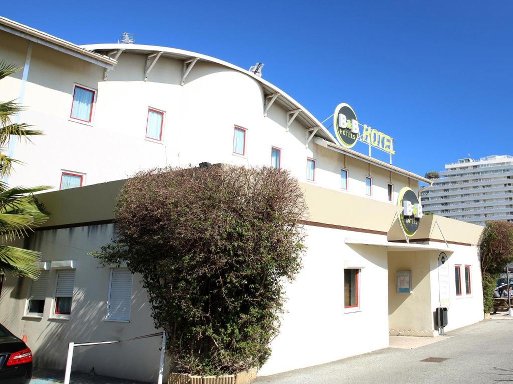 Situated in Villeneuve-Loubet a 10-minute walk from the beach, B&B HOTEL Villeneuve Loubet Plage features free WiFi access and free secure private parking.