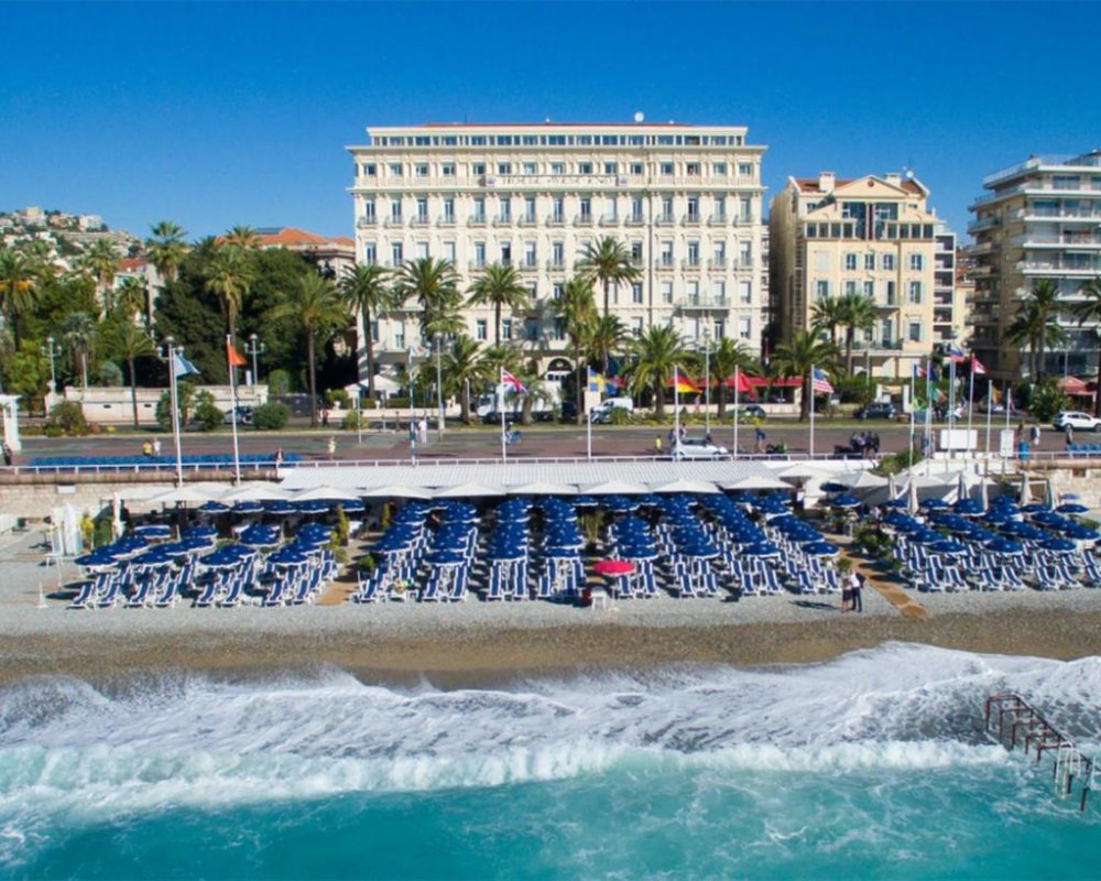 L'élégant hôtel front de mer est idéalement situé sur la Promenade des Anglais, à 500 mètres du quartier Vieux-Nice et à 2.