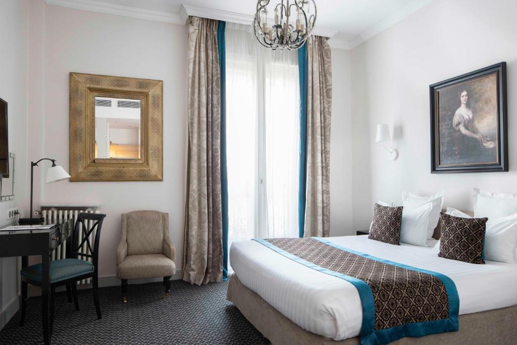 The 4-star Bradford Elysées is set in a Haussmannian building, near the famous Champs Elysées in central Paris.