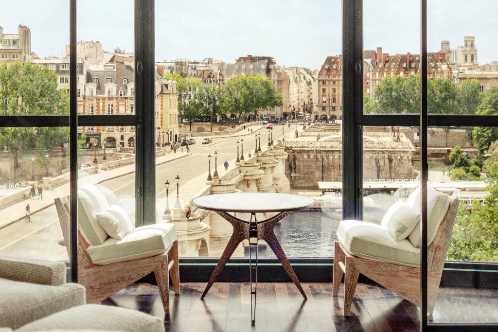 Boasting a bar, Cheval Blanc Paris & Dior Spa Cheval Blanc Paris is situated in Paris in the Ile de France region, 400 metres from Louvre Museum and 400...